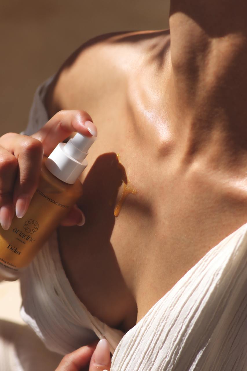 Délos Shimmering Pearls Body Oil application.